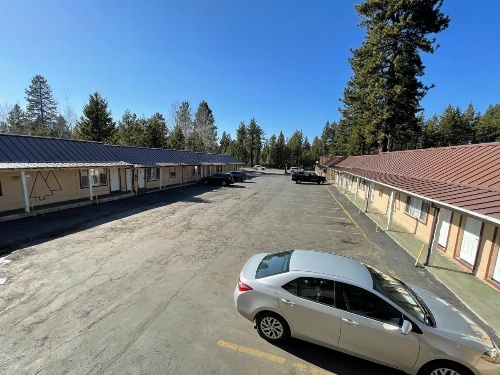 Pinewood Inn image 1